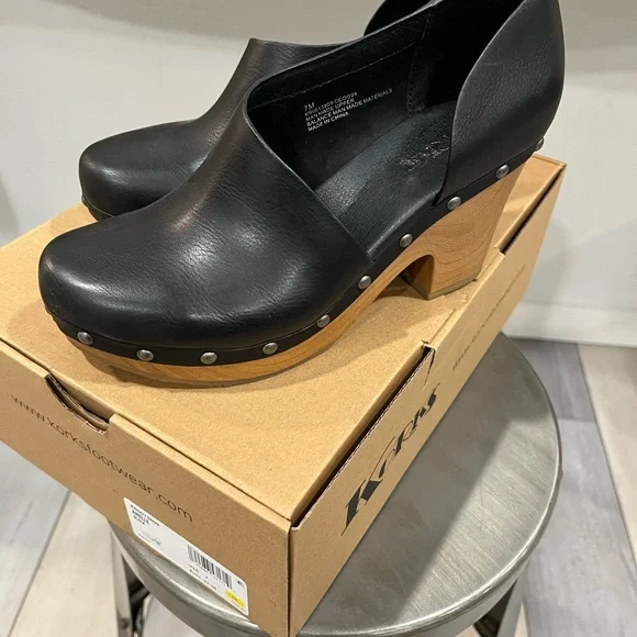 Kork-Ease Women's Black Leather Clogs - Picture 3 of 5